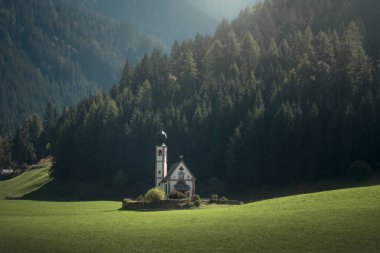 Ranui 'deki San Giovanni ya da Ranui kilisesindeki St Johann, Val di Funes, Dolomites Alpleri. Alto Adige, Güney Tyrol, İtalya