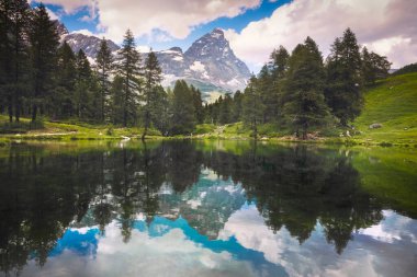 Mavi Göl (İtalyanca Lago blu) ve yansıyan Matterhorn (İtalyanca Cervino). Cervinia, Aosta Vadisi bölgesi, İtalya