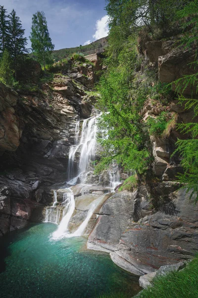 莱拉兹瀑布在夏天 最重要的部分 意大利奥斯塔谷科涅 图库图片