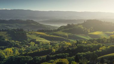 Sisli bir sabahta San Gimignano kasabasının çevresindeki kırsal alan. Siena ili, Toskana bölgesi, İtalya