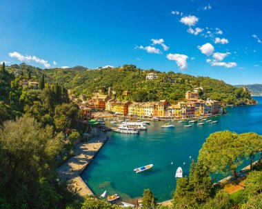 Portofino lüks seyahat merkezinin muhteşem manzarası. Küçük marinada köy, yatlar ve tekneler. Liguria bölgesi, İtalya