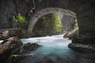 Saint Didier Orrido nehrinin üzerinde eski bir taş köprü. Yazın Aosta Vadisi 'ndeki bu derin vadi manzarası. İtalya.