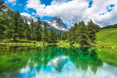 Mavi Göl (İtalyanca Lago blu) ve yansıyan Matterhorn (İtalyanca Cervino). Cervinia, Aosta Vadisi bölgesi, İtalya
