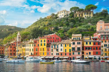 Portofino 'nun lüks seyahat yeri manzarası. Küçük marinada köy, yatlar ve tekneler. Liguria bölgesi, İtalya
