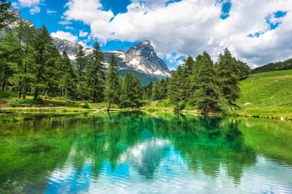 Mavi Göl (İtalyanca Lago blu) ve yansıyan Matterhorn (İtalyanca Cervino). Cervinia, Aosta Vadisi bölgesi, İtalya