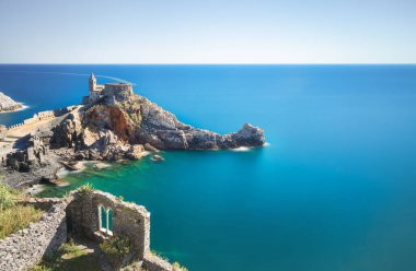 Portovenere 'deki San Pietro Kilisesi, Golfo dei Poeti. Uzun pozlama fotoğrafı. Liguria bölgesi, İtalya, Avrupa.