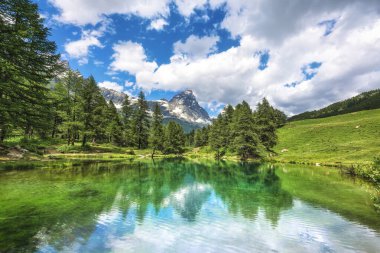 Mavi Göl (İtalyanca Lago blu) ve yansıyan Matterhorn (İtalyanca Cervino). Cervinia, Aosta Vadisi bölgesi, İtalya