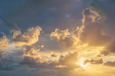 Günbatımı dokusu arkaplanında parlayan gerçek gökyüzü. Dramatik kırmızı, turuncu ve mor bulutlar. Gökyüzü değişimi için yüksek çözünürlüklü fotoğraf