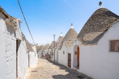 Konik çatılı Trulli geleneksel Apulian taş kulübesi. Alberobello şehrinin sokak manzarası. Puglia ya da Apulia bölgesi, İtalya