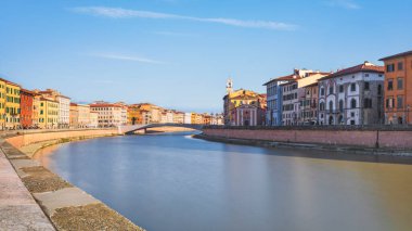Pisa şehri, Arno nehri, Ponte di Mezzo köprüsü. Lungarno manzarası. Toskana bölgesi, İtalya, Avrupa. Uzun pozlama fotoğrafı