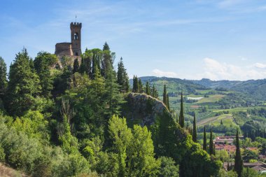 Brisighella tarihi saat kulesi tepede. Bu 1800 'lerin mimarisi Torre dell' Orologio olarak bilinir. Ravenna ili, Emilia Romagna bölgesi, İtalya, Avrupa.