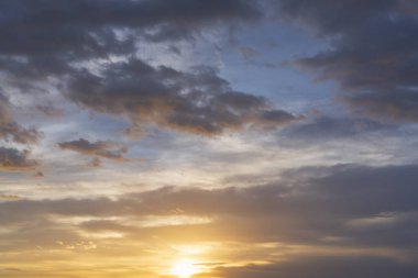 Günbatımı dokusu arkaplanında parlayan gerçek gökyüzü. Dramatik kırmızı, turuncu ve mor bulutlar. Gökyüzü değişimi için yüksek çözünürlüklü fotoğraf