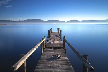 Ahşap iskele ya da gün doğumunda göl kıyısında iskele. Katliam Gölü, Torre del Lago Puccini, Versilia, Toskana bölgesi, İtalya, Avrupa