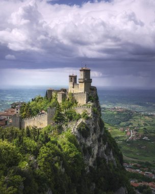 San Marino Cumhuriyeti, ortaçağ Guaita 'sı Titano Dağı' nın ilk kulesi ve Romagna 'nın panoramik manzarası.