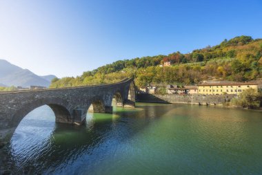 Sonbahar sezonunda Garfagnana 'da Şeytan Köprüsü veya Ponte della Maddalena tarihi simgesi. Serchio Nehri. Borgo a Mozzano, Lucca. Toskana, İtalya.