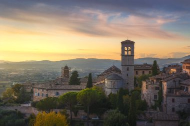 Günbatımında Assisi kasabasının panoramik manzarası. Perugia, Umbria, İtalya, Avrupa.