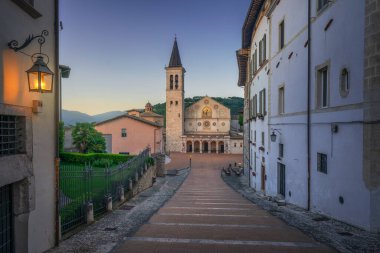 Spoleto, Santa Maria Assunta ya da gün batımında Saint Mary Duomo katedrali. Perugia ili, Umbria bölgesi, İtalya, Avrupa.