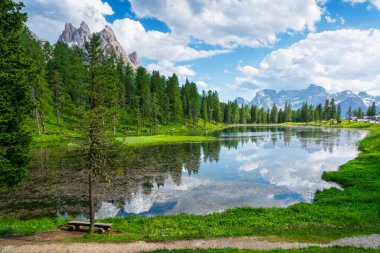 Arkadaki Antorno Gölü ve Lavaredo Dağları 'nın Üç Tepesi. Dolomitler dağları. Auronzo di Cadore, Belluno ili, Veneto bölgesi, İtalya, Avrupa.