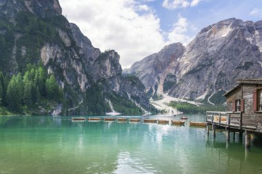 Braies ya da Prag Gölü 'nde ya da Pragser Wildsee ve Dolomites dağlarında tekneler. Güney Tyrol bölgesi, İtalya, Avrupa.