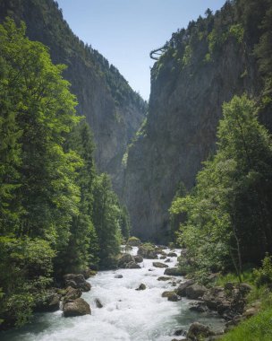 Pre Saint Didier Orrido 'daki akarsu, Aosta Vadisi' ndeki bu derin vadinin yaz manzarası. İtalya.