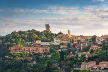 La Turbie köyü ve gün batımında tarihi Alpler Kupası. Provence Alpes Cote d 'Azur bölgesi, Fransa