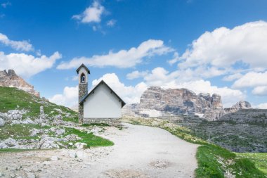 Tre Cime di Lavaredo Yolu 'ndaki Cappella degli Alpini kilisesinin manzarası. Dolomitler, İtalyan Alpleri 'ndeki manzara. Güney Tyrol bölgesi, İtalya