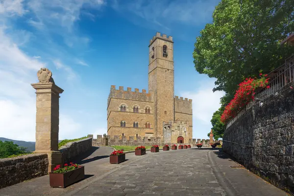 Stock image Road to the castle in the medieval village of Poppi. Casentino, province of Arezzo, Tuscany region, Italy, Europe.