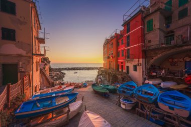 Riomaggiore köyü, gün batımında denizin önündeki tekneler. Cinque Terre Ulusal Parkı, Liguria bölgesi, İtalya, Avrupa.