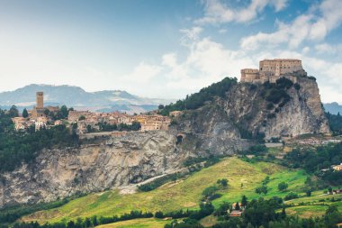 San Leo Kalesi veya Rocca di San Leo sağ ve sol taraftaki köy, Rimini ili, Emilia Romagna bölgesi, İtalya