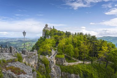 San Marino Cumhuriyeti, ortaçağ Fratta ikinci kulesi ve Romagna 'nın panoramik manzarası.