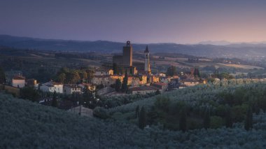 Vinci köyü ve zeytin ağaçları üzerinde mavi saat, Leonardo Da Vinci 'nin doğduğu yer. Floransa ili, Toskana bölgesi, İtalya