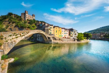 Dolceacqua 'daki eski köprü ve kale. Arka plandaki ortaçağ köprüsü Claude Monet, Doria Castle tarafından yapıldı. Riviera di Ponente, Imperia ili, Liguria bölgesi, İtalya