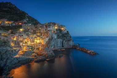 Manarola 'nın güzel balıkçı köyü üzerinde mavi saat Cinque Terre Ulusal Parkı, Liguria Bölgesi, İtalya, Avrupa.