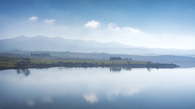 Mavi sisli bir sabahta Santa Luce Gölü manzarası. Colline Pisane, Toskana bölgesi, İtalya