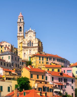 Cervo köyünün silueti ve San Giovanni Battista kilisesi, Imperia, Liguria bölgesi, İtalya