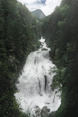 Riva Şelaleleri Güney Tyrol Rieserferner-Ahrn Doğa Parkında. Aurina Vadisi, Campo Tures. İtalya