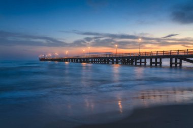 Gün batımında Forte dei Marmi iskelesinde. Versilia, Lucce ili, Toskana bölgesi, İtalya