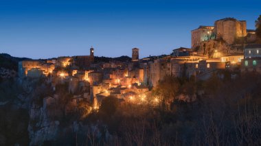 Tuscany 'deki ortaçağ köyü Sorano' da mavi saat. Panoramik manzara. İtalya