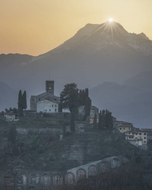 Barga kasabasında gün batımı ve kış mevsiminde Alpi Apuane dağları. Garfagnana, Toskana bölgesi, İtalya, Avrupa