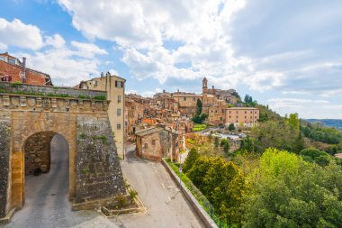 Montepulciano italyan ortaçağ köy manzarası ve eski kasabanın girişi. Siena ili, Toskana bölgesi, İtalya, Avrupa.