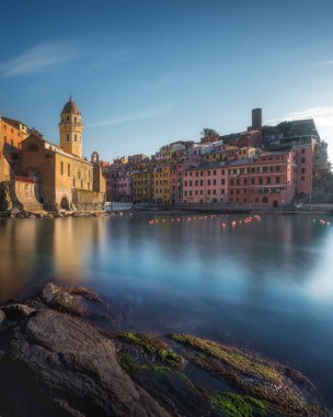 Vernazza köyü, gün batımında kayaların manzarası. Uzun pozlu fotoğrafçılık. Cinque Terre Ulusal Parkı 'ndaki Deniz Burnu, Liguria Bölgesi, İtalya, Avrupa.