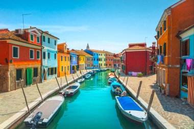 Burano adası kanalı, Venedik gölünde renkli evler ve tekneler. İtalya, Avrupa.