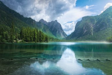 Dobbiaco Gölü 'nün manzarası ya da Dolomitler' deki Toblacher See. Gölün sularındaki dağların muhteşem yansıması. Pusteria Vadisi, Güney Tyrol, İtalya