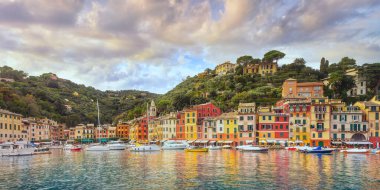 Portofino lüks seyahat yeri. Köyün panoramik manzarası, küçük marinada yatlar ve tekneler. Liguria bölgesi, İtalya
