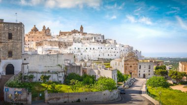 Ostuni beyaz şehir silueti, Brindisi, Apulia güney İtalya. Avrupa.