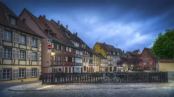 Colmar, Petite Venise, geleneksel yarım keresteli evler ve mavi saatte bir bisiklet. Alsace bölgesi, Fransa.