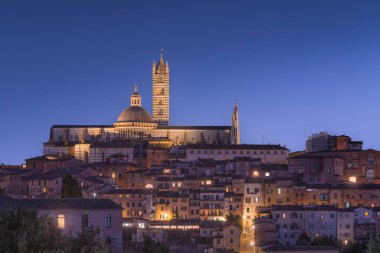 Siena ufuk çizgisinde mavi saat. Katedralin tepesinde Duomo di Siena olarak da bilinir. Toskana bölgesi, İtalya