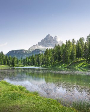 Arkadaki Antorno Gölü ve Lavaredo Dağları 'nın Üç Tepesi. Dolomitler dağları. Auronzo di Cadore, Belluno ili, Veneto bölgesi, İtalya, Avrupa.
