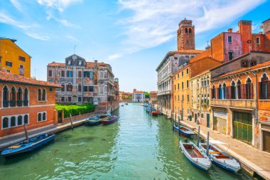 Venedik şehir manzarası, Cannaregio ve San Geremia kilisesindeki kanal. Veneto bölgesi, İtalya