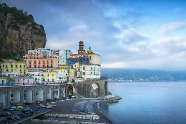 Amalfi kıyısındaki eski Atrani kasabası, panoramik manzara. İtalya, Avrupa